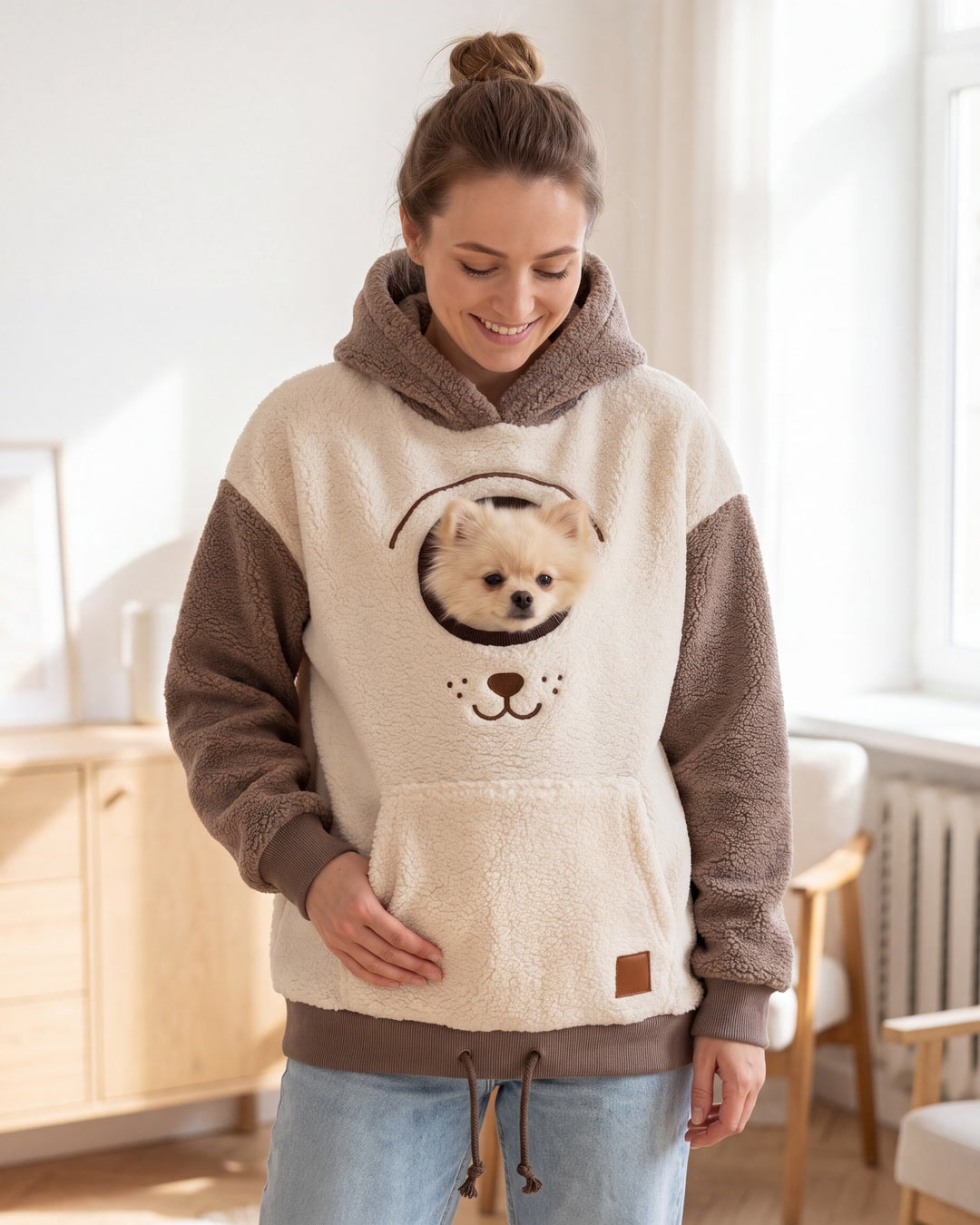 Mujer con la sudadera KangaPaw y su perro