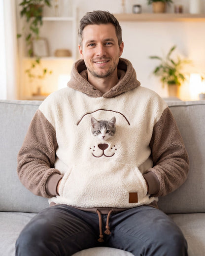 Hombre con la sudadera KangaPaw y su gato